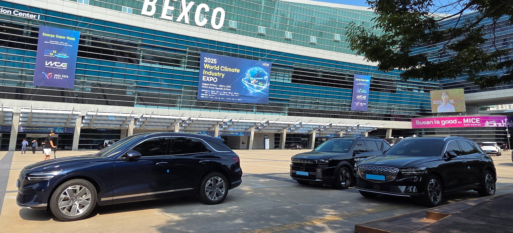 Official hydrogen fuel cell vehicles and Genesis SUVs prepared for the 2025 World Climate Industry EXPO and APEC Energy meeting in Busan.